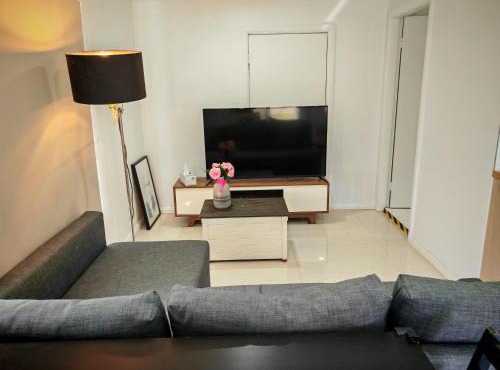 Spacious Studio with Garden close 2train&Westfield