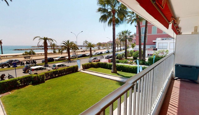 Spacious Studio with Sea View, Terrace, Near Center and Beaches in Menton