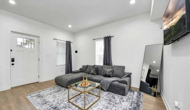 Spacious Stylish 3BR Near Downtown W/Free Parking
