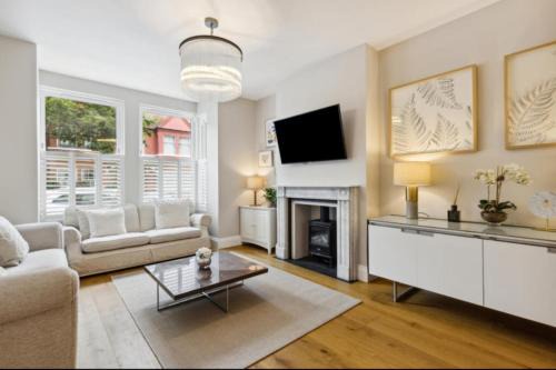 Spacious stylish 4 beds London house FREE Parking
