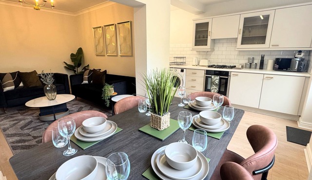 Spacious Stylish 4 Bedroom House for Families and Groups, Driveway, Central Bham