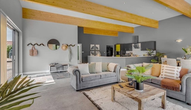 Spacious, stylish 4bed home w/patio, garden & parking