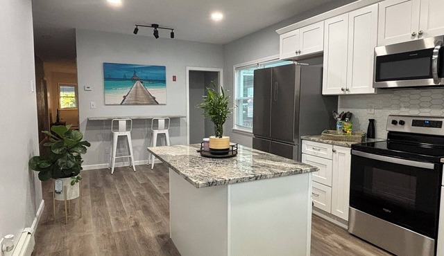 Spacious & Stylish 5 -bed 2 bath house in charming Providence, a block from PC