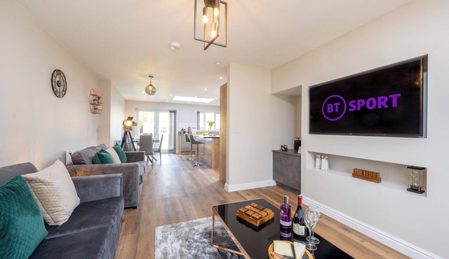 Spacious, stylish 6 bedroom property in Shirley, Solihull