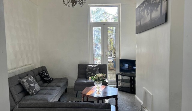 Spacious/Stylish Comfortable Home Great for Contractors and Families at Grimsby.