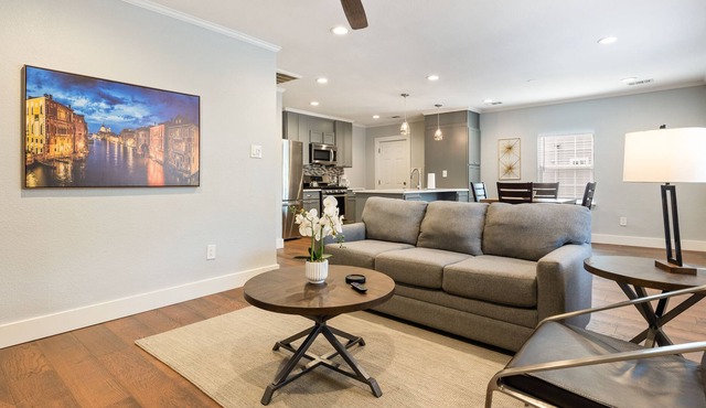 Spacious & Stylish - Dallas Uptown Area!