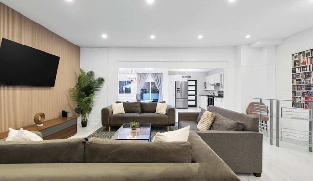 Spacious & Stylish Downtown Retreat |Hot Tub