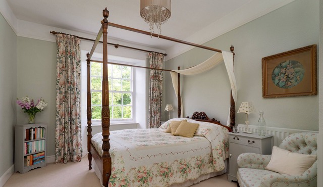 Spacious stylish self-contained wing of Georgian manor house