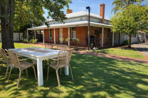 Spacious Stylish Group Stay Sleeps 12 5bed3Bath