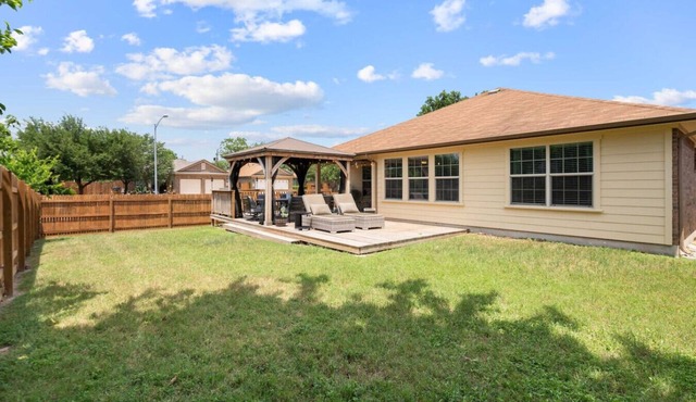 Spacious Stylish Home Private Patio Pergola
