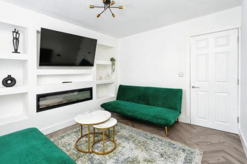 Spacious Stylish House Sleeps 10 in Central Tonbridge