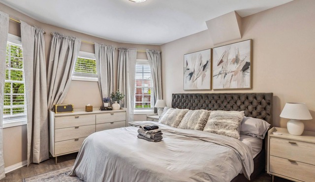 Spacious & Stylish I New Reno I Sleeps 12 & Pets