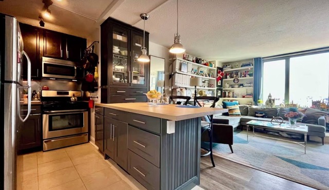 Spacious, Stylish Manhattan 1-bedroom Apartment in Elevator/Doorman Building
