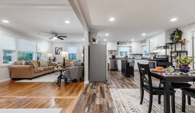 Spacious & Stylish ~ Near TIEC ~ Patio ~ Fire Pit!