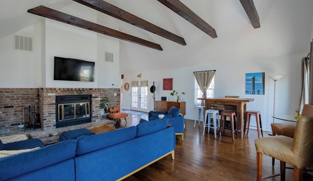 Spacious, Stylish Shorehouse. Ideally located near beach, restaurants &NYC Ferry