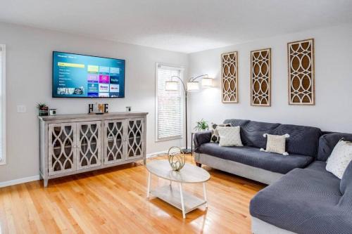 Spacious Suburb Home by Unity/DWTN/HotTub