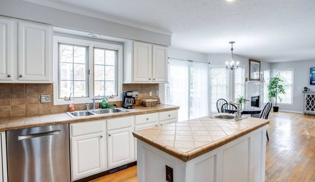 Spacious Suburb Home by Unity/DWTN/HotTub