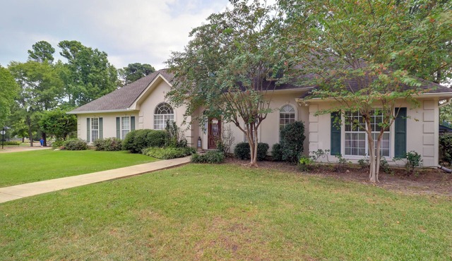 Spacious Suburban Home w/Pool Access in Ridgeland