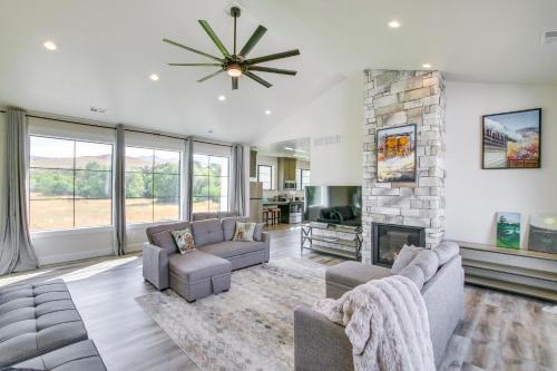 Spacious Sugar Creek Lodge on Scenic Cub River!