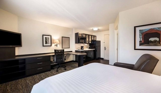 Spacious Suite w/Kitchenette and Working Desk - Budget Friendly stay