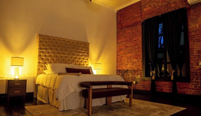 SPACIOUS suite with AC and WiFi in charming historical downtown Marshall, TX