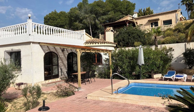 Spacious summer house with 3 bedrooms; 6 beds, private pool, wifi, sea and mountain view