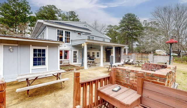 Spacious & sunlit lakefront home with generous deck, fire pit, & views - dogs ok