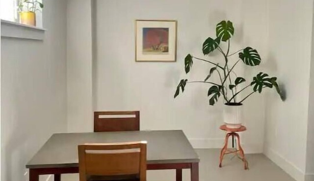 Spacious, Sunlit Laurelhurst Park Apartment