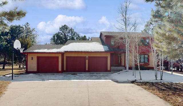 Spacious & sunlit mountain retreat with patio, fireplace & great nature views