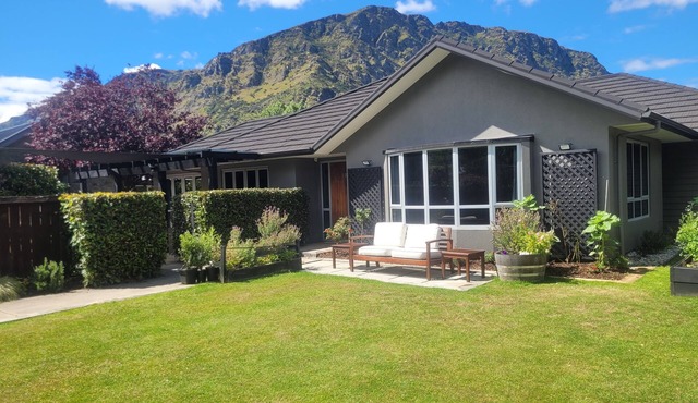 Spacious Sunny 4 Bedroom Home located just 5 min drive from Queenstown's centre