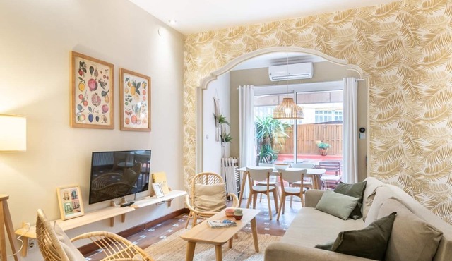 Spacious & sunny Apt w/terrace in the city center