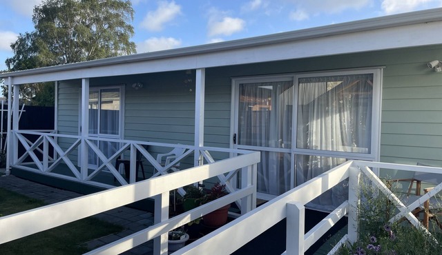 Spacious sunny cottage (airport close, family, pet friendly, disability access)