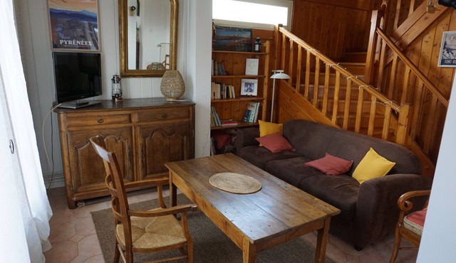 Spacious, sunny duplex with mountain views, ideal for families or friends