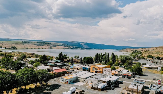 Spacious & sunny lake villa with large patio - near beach access & hiking trails