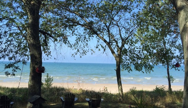 Spacious, sunny, open concept 3 bedroom lakefront house w/deck/private sandbeach