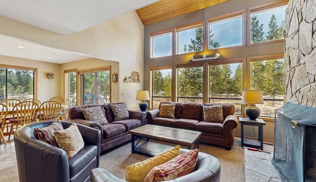 Spacious Sunriver home with private hot tub & SHARC passes