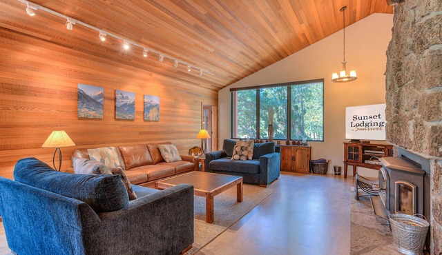 Spacious Sunriver Home on Golf Course with Hot Tub, SHARC Passes & Game Room