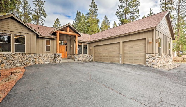 Spacious Sunriver Home with Hot Tub and Gas Grill