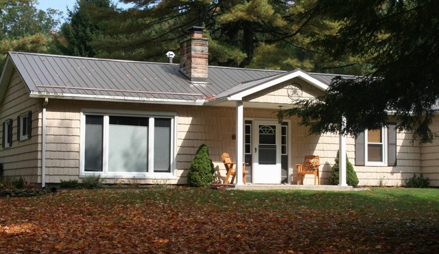 Spacious Sunset Maple Cabin