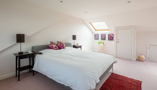 Spacious SuperKing Bedroom with Ensuite Bathroom in Beautiful Victorian House