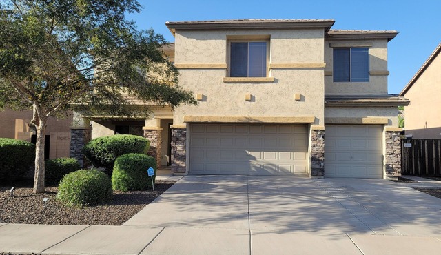 Spacious Surprise AZ home. Next to Surprise stadium/tennis/golf/shopping/casino.