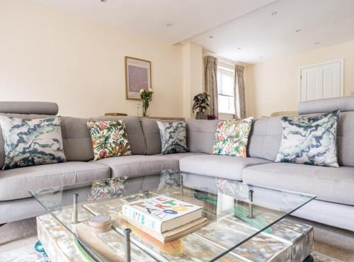 Spacious Surrey Family Home with Free Parking - Pass the Keys