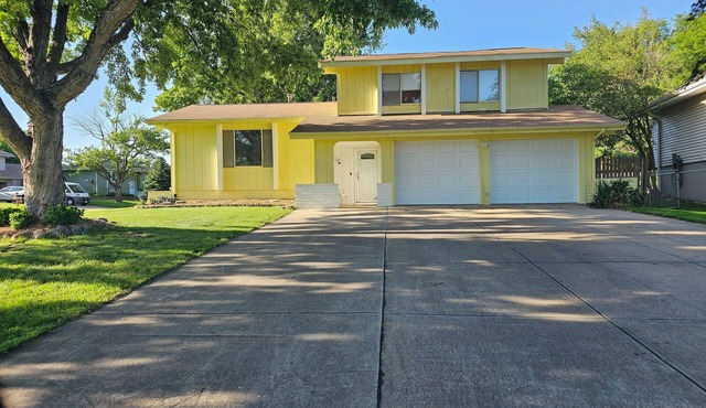 Spacious SW Omaha Home Near I-80, Garage Game Room, Family-Friendly, Safe Area!