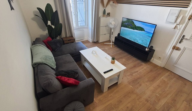 Spacious T2 near train station - Queen size bed & Netflix