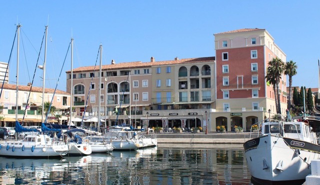 Spacious T2 Sea/Port 200m away with all comforts Fibre-Ideal for business travel or vacations