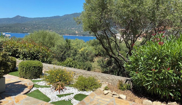 Spacious T3 in villa, quiet, sea view, garden, 8 minutes from the beach and Propriano center