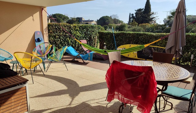 Spacious T3 with swimming pool and 45m2 terrace a stone's throw from the ramparts