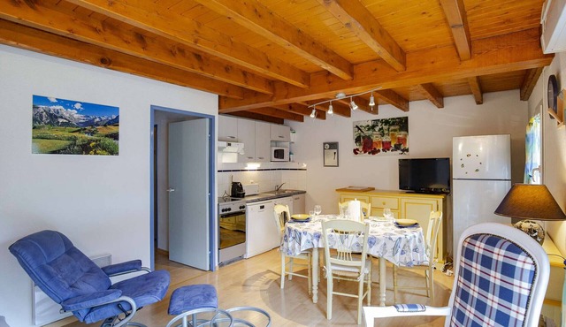 Spacious T4 Apartment for 4-6 in Quiet Cauterets, South-Facing Balcony