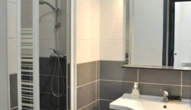 Spacious T4 apartment with private courtyard