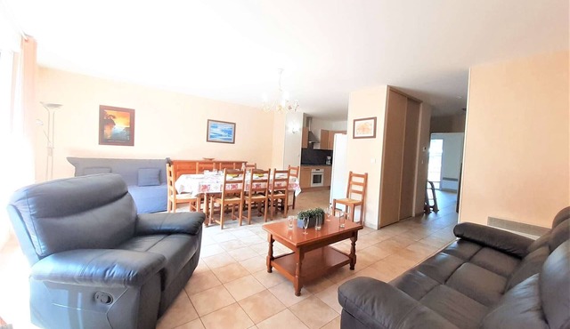 Spacious T4 with Terrace, Wi-Fi & Parking – Saint-Lary-Soulan, Sleeps 9